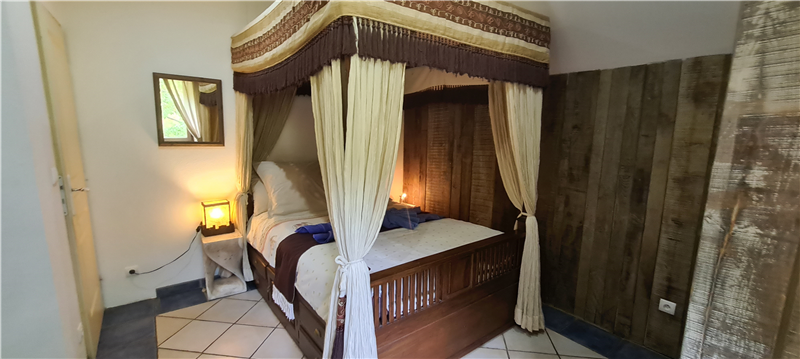Chambre lit à baldaquin