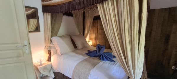 Chambre lit à baldaquin